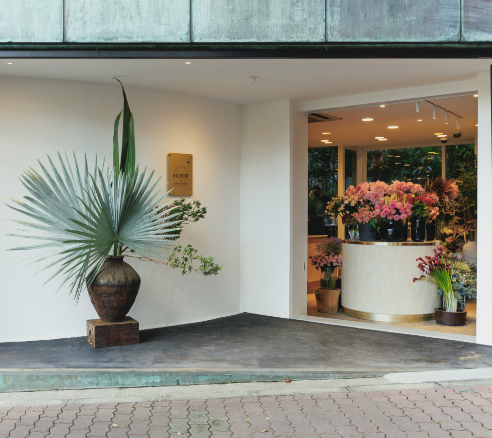 Flower shop BIOTOP by zero two THREE 店舗外観